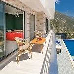 Paris - Hill Villa